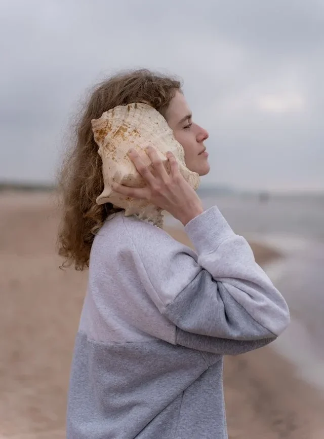 Votre corps vous parle constamment. Cette fatigue après certains repas, cette énergie qui monte après une marche en nature, cette tension qui apparaît dans certaines situations - tout cela constitue un dialogue précieux avec votre intelligence corporelle.